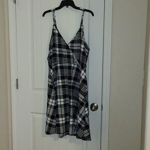 Shein Women's Plus V neck spaghetti strap sexy back dress in black & white plaid
